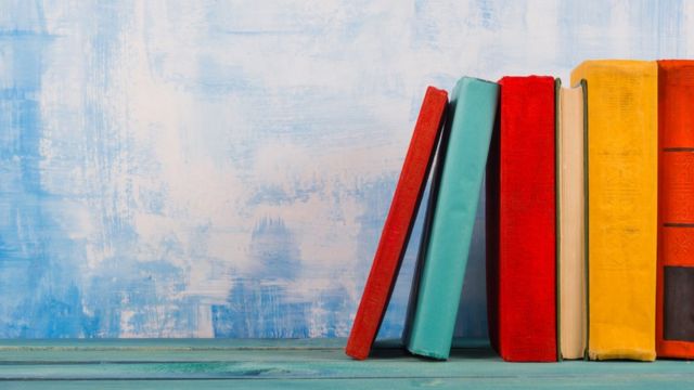 Libros sobre un estante.