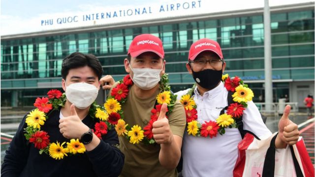 Du khách Hàn Quốc chụp ảnh sau khi đến sân bay quốc tế Phú Quốc vào ngày 20 tháng 11 năm 2021