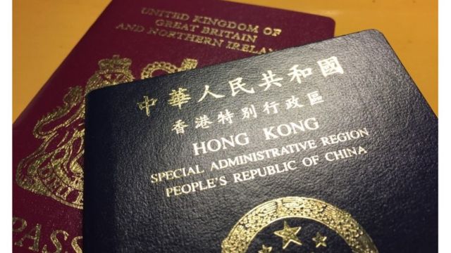 许多香港人持有BNO护照与香港特区护照。(photo:BBC)