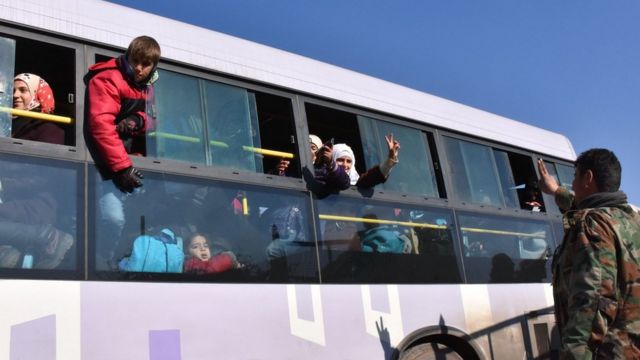 حافلة تجلي مدنيين من شرقي حلب