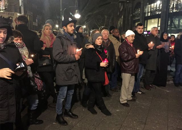 اناس يؤبنون ضحايا الهجوم في برلين