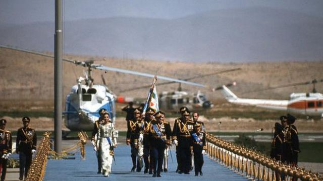 El shah de Irán en el aeropuerto de Persépolis