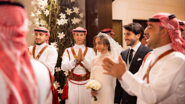 الأميرة إيمان برفقة زوجها وعدد من أعضاء فرقة معان للفنون الشعبية