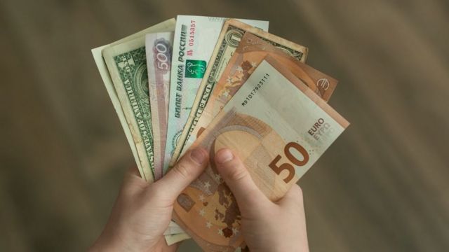 «Замена евро и доллару»: эксперт рассказал, какие валюты имеет смысл покупать россиянам