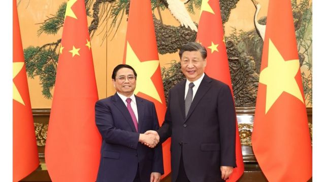 President Xi Jinping (right)met with Vietnamese PM Pham Minh Chinh (left)