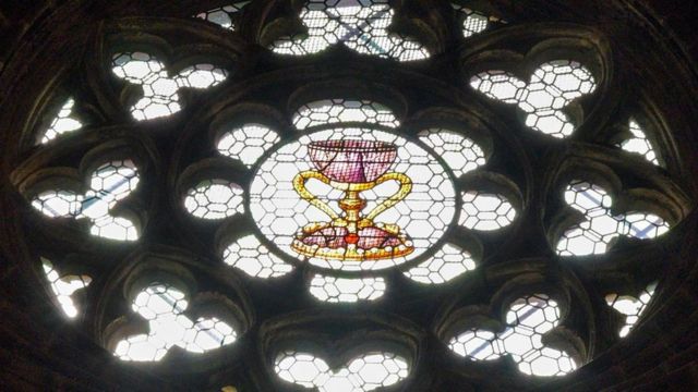 Imagen de un cáliz en una vidriera de la catedral.