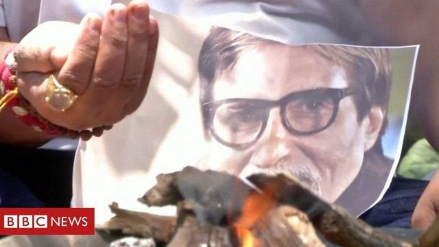 Dad u ducaynaya oo sita sawirka Amitabh Bachchan