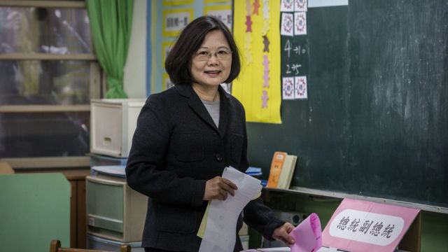 台北で投票する蔡氏