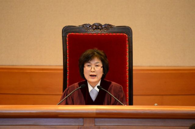 이정미 헌법재판소 소장 권한대행이 지난해 3월 박근혜 대통령 탄핵심판을 선고하고 있다