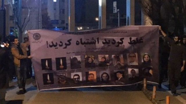 گروهی از معترضان یک جمله رهبر ایران خطاب به آمریکا در زمان شلیک به هواپیمای مسافری ایران در خلیج فارس را این بار خطاب به حکومت ایران نوشته اند