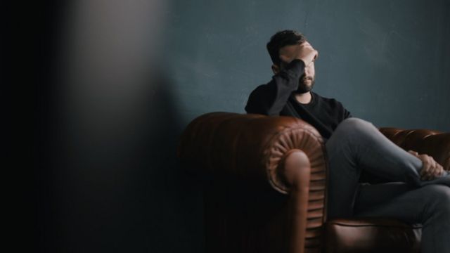 задумливий чолвоік