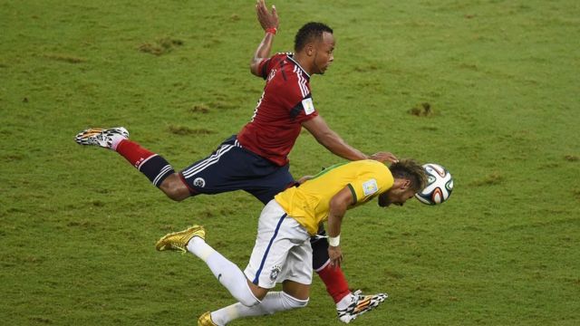 Ivan Zuniga làm gẫy lưng Neymar trong pha tranh bóng này cách đây 5 năm