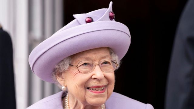 Królowa Elżbieta II na paradzie w Edynburgu