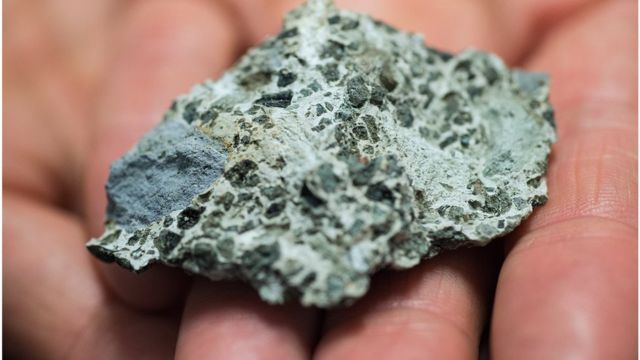 冲击形成的石块：从希克苏鲁伯陨坑找到的岩石能提供许多线索(photo:BBC)