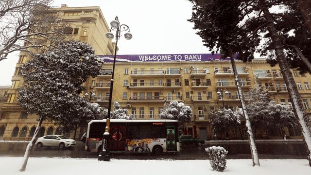 Bakıda yanvarın 28-dən fasilələrlə, intensiv yağan qarlı və şaxtalı hava müşahidə olunur.