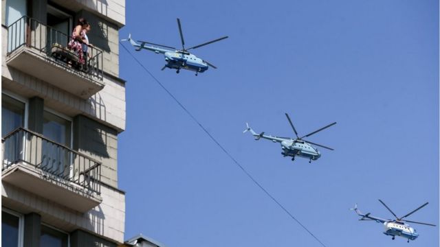Вертолеты ВВС Украины пролетают над Крещатиком во время военного парада по случаю 27-й годовщины Независимости Украины