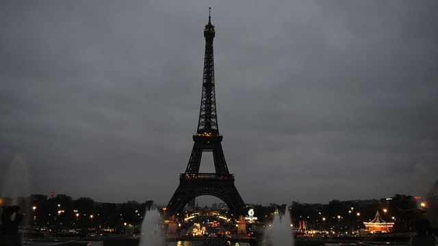 La Torre Eiffel sin luces en el marco de la Hora del Planeta en 2012.