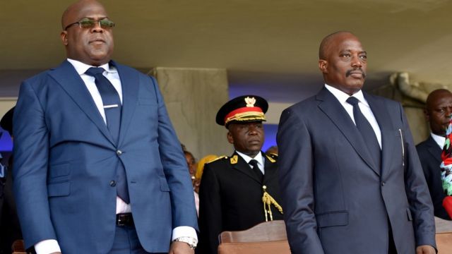 Le président sortant de la République démocratique du Congo, Joseph Kabila, et son successeur, Felix Tshisekedi, se tiennent debout lors d'une cérémonie d'investiture à Kinshasa, en République démocratique du Congo, le 24 janvier 2019.