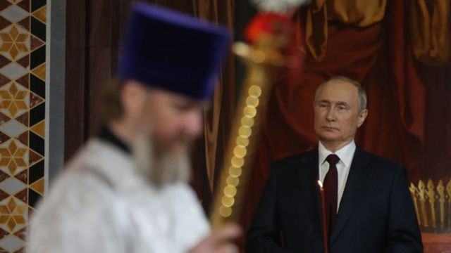 الرئيس الروسي فلاديمير بوتين يحضر قداس عيد الفصح الأرثوذكسي بقيادة البطريرك الروسي الأرثوذكسي كيريل في كاتدرائية المسيح المخلص في 24 أبريل/ نيسان 2022 في موسكو، روسيا.