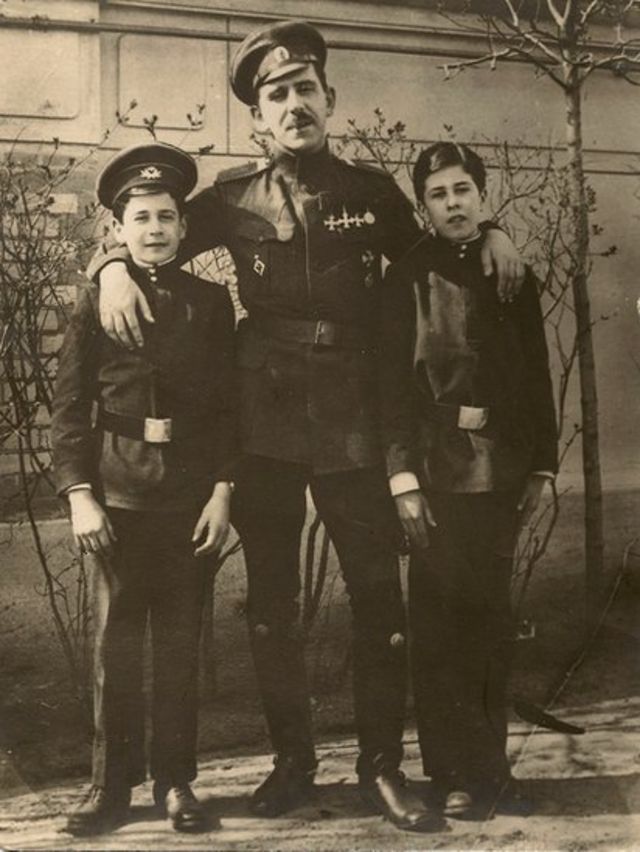 Александр Виленкин во время отпуска со своими племянниками