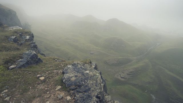 Туман на каменистой тропе