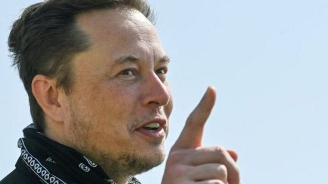 Elon Musk ha dicho que considera que la inteligencia artificial es "potencialmente más peligrosa que las ojivas nucleares".