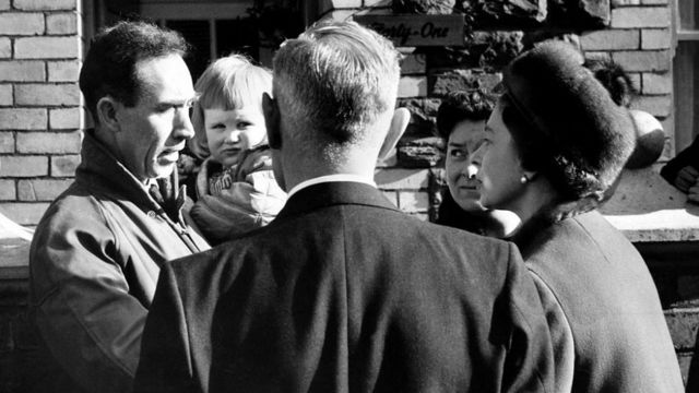 التقت الملكة بآباء وأمهات الضحايا أثناء وجودها في أبرفان عام 1966