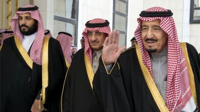 Mohammed Bin Nayef (tengah), Mohammed Bin Salman (kiri) dan Raja Salman (kanan).