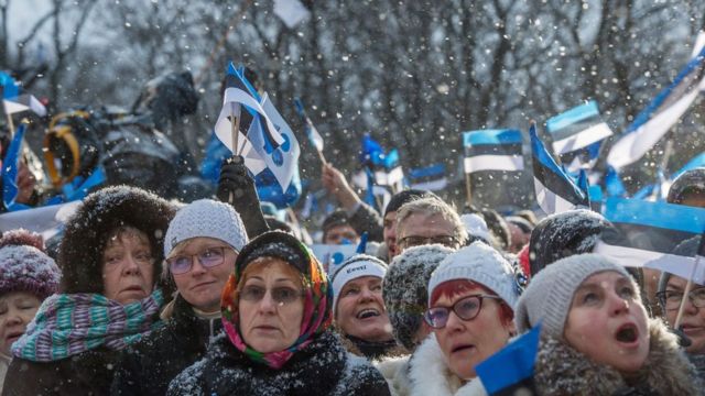 Люди с эстонским флагом
