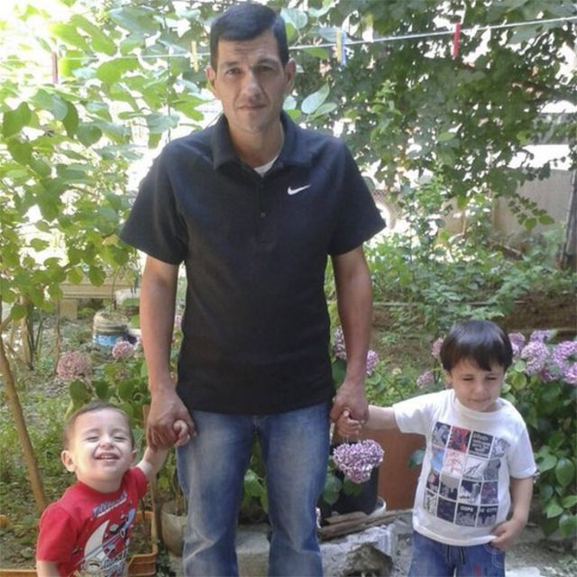 Foto sin fecha de Abdullah con sus hijos Alan y Galip