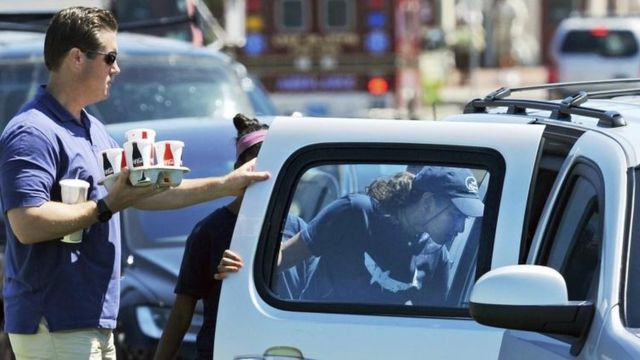 La hija menor de los Obama pasa sus veranos trabajando como camarera en un restaurant de mariscos.