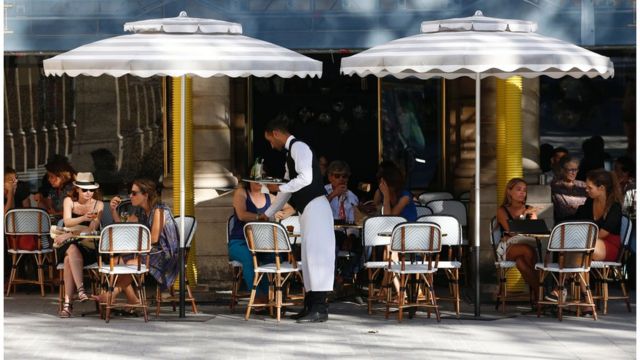 Người Paris ngồi uống cà phê ngoài trời