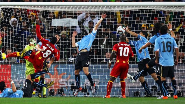 در جام جهانی ۲۰۱۰ لوئیس سوارز توپ را ثانیه‌هایی قبل از پایان بازی با دست از دروازه اروگوئه بیرون کشید و جلوی پیروزی غنا را گرفت