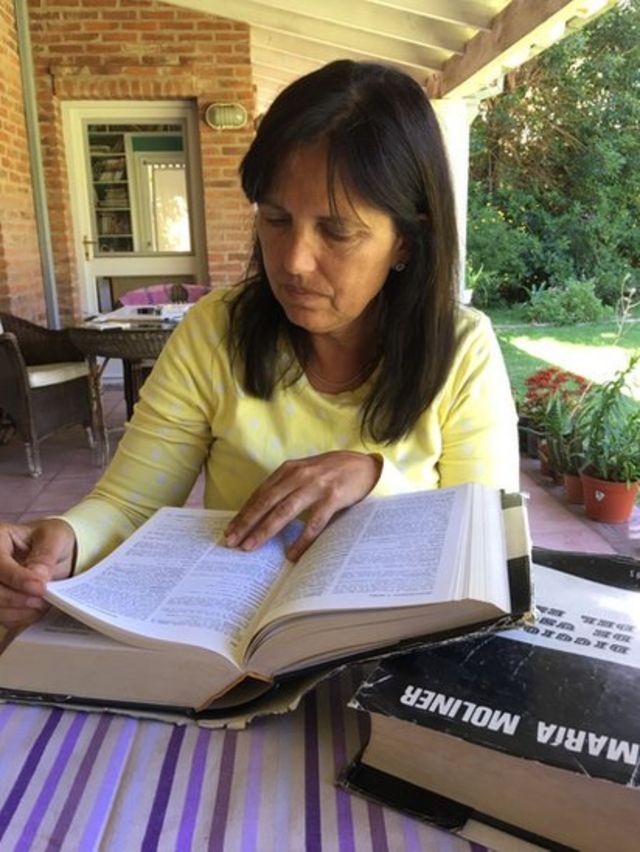 La escritora Claudia Piñeiro sostiene un ejemplar del diccionario de María Moliner.
