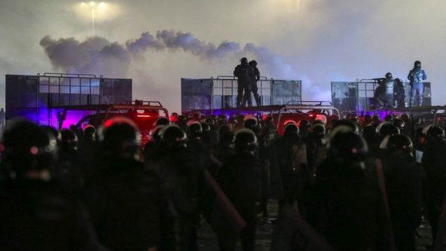 Policiais diante dos protestos em Almaty