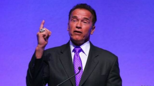 Arnold Schwarzenegger yana sa lakataye launin algashi domin ya nuna ya yarda da kansa