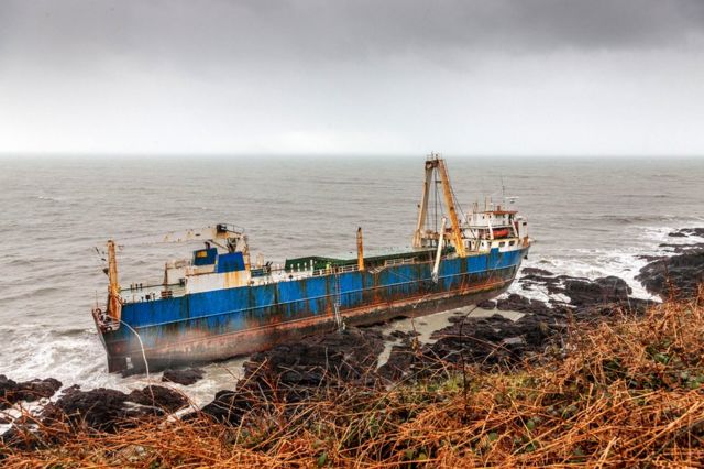 Imagem do barco fantasma Alta, preso nas pedras da costa da Irlanda