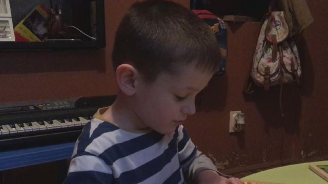 Relja Jojić, 5 godina, slaže slagalicu