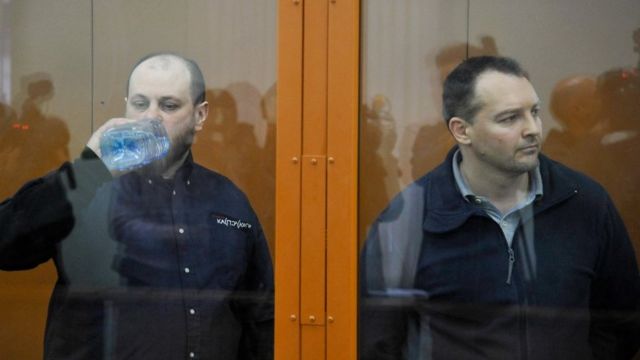 Руслан Стоянов (слева) и Сергей Михайлов во время оглашения приговора