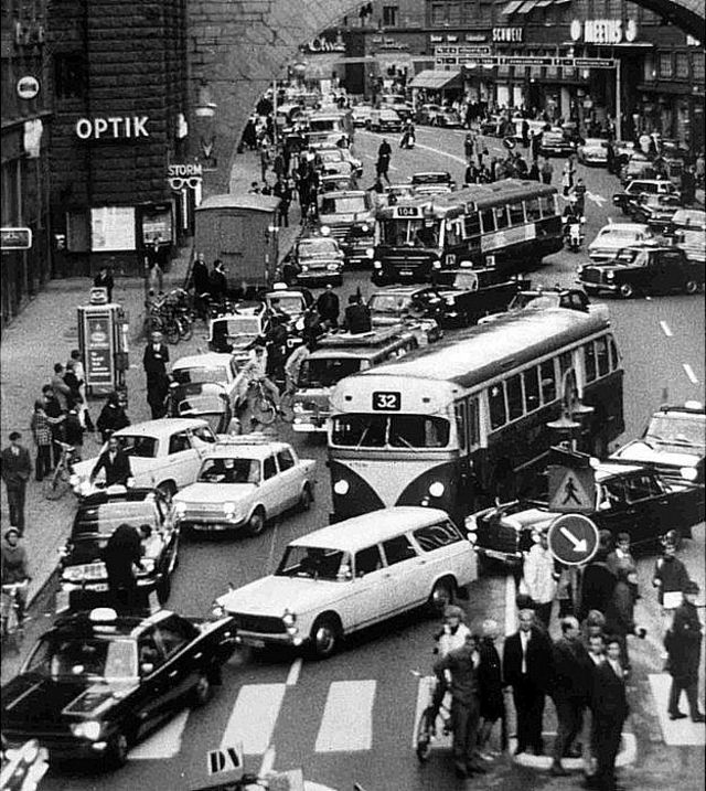 Escena con autos cambiando de lado de la calle.