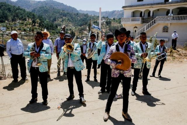 Músicos tocan en el funeral de las víctimas en Comitancillo, Guatemala, 14 de marzo, 2021.