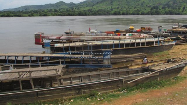 Les embarcations assurant la traversée du fleuve Haut-Oubangui