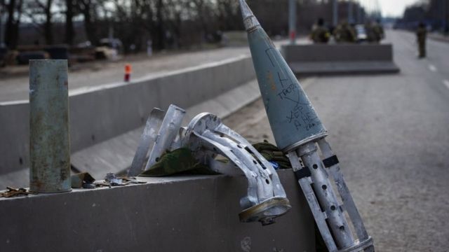 Корпус російської касетної бомби на блокпосту ЗСУ біля Миколаєва 10 березня