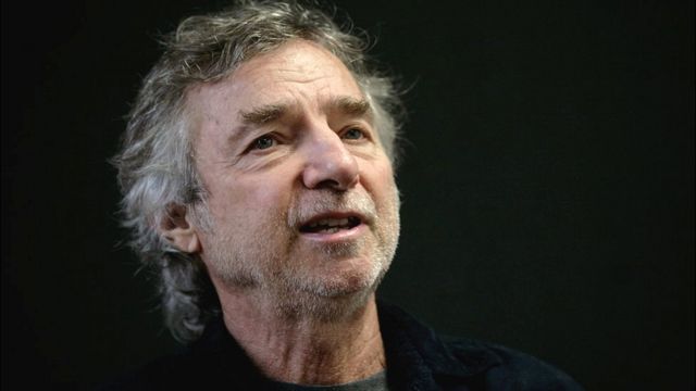 El cineasta Curtis Hanson, hablando en la Feria Internacional del Libro, en Guadalajara, México, en 2009.