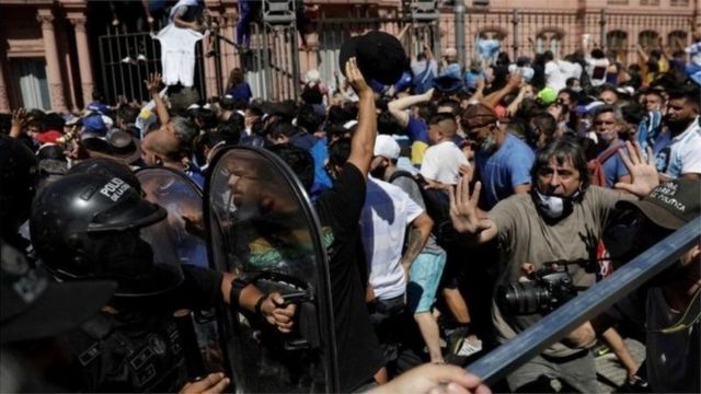 अर्जेंटीना पुलिस समर्थकों की भीड़ को काबू करते हुए