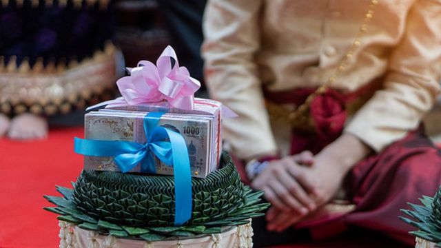 印度嫁妆礼物包括现金和实物。(photo:BBC)