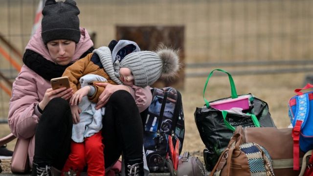 Mujer ucraniana jutno a su hija en Polonia.