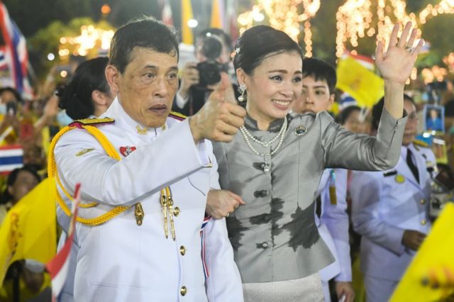 The King and Queen greet the people who come to meet them.