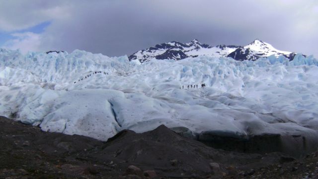 Personas caminando sobre el glaciar Perito Moreno. Noviembre de 2015