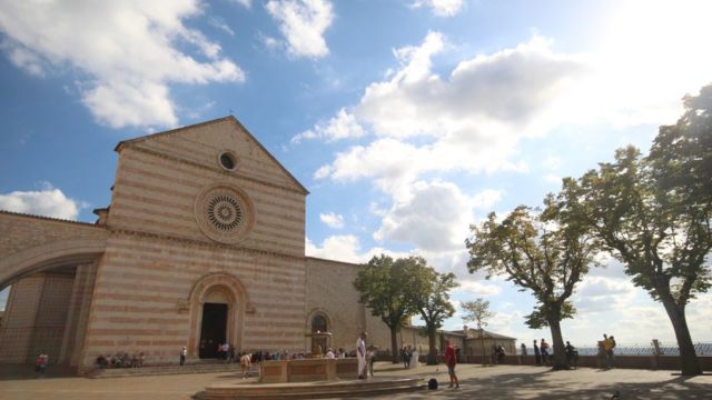 Basílica de Santa Clara, em Assis, construída entre 1257 e 1265. É ali que está sepultada a santa